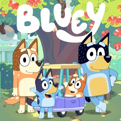 Personagens animados de cães em parque com texto Bluey