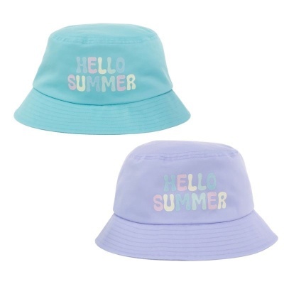 Dois chapéus bucket azul-claro e lilás com texto HELLO SUMMER