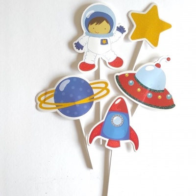 Toppers decorativos de papel com tema espacial: astronauta, estrela, planeta, foguetão e nave espacial.