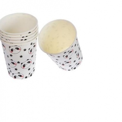Conjunto de copos descartáveis com padrão de pandas preto e branco