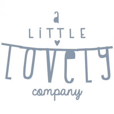 Texto decorativo azul claro 'a LITTLE lovely company' com coração