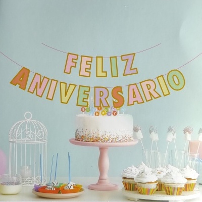 Festa de aniversário com bolo, cupcakes, cake pops e faixa decorativa FELIZ ANIVERSARIO