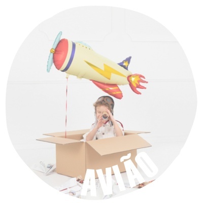 Bébé numa caixa de cartão com balão de foguete colorido