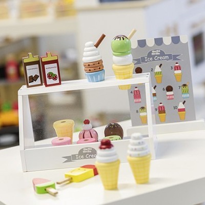 Miniatura de loja de gelados em madeira com peças coloridas e cartaz 'Ice Cream'