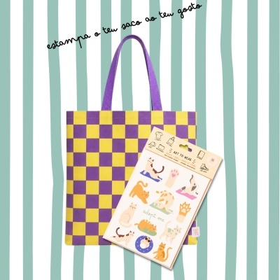 Tote bag xadrez lilás e amarelo com folhas de autocolantes de gatos