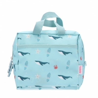 Bolsa azul clara com estampado marinho com baleias e pegas azuis