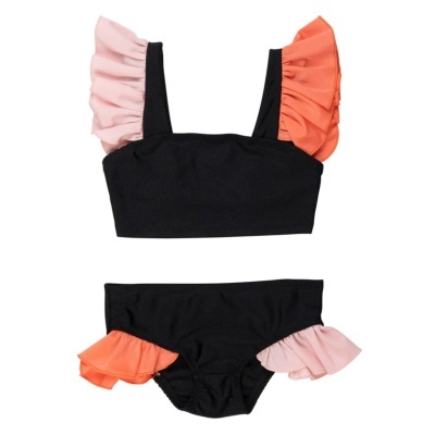 Conjunto de bikini infantil preto com folhos rosa claro e laranja nas alças e laterais.