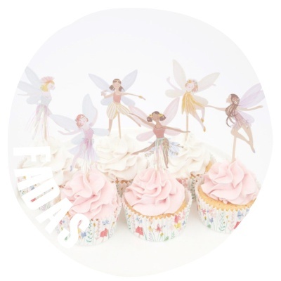 Cupcakes com cobertura rosa e decorações de fadas coloridas