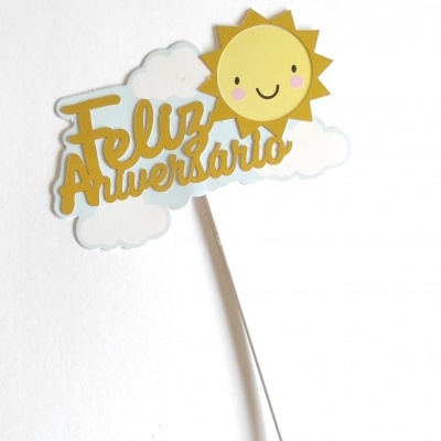 Placa decorativa de aniversário com texto 'Feliz Aniversário' em amarelo e desenho de sol e nuvens.