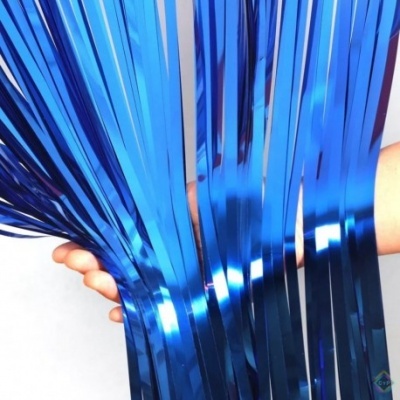 Fitas metálicas azuis brilhantes sendo seguradas por mãos sobre fundo branco