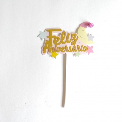 Topo de bolo com texto Feliz Aniversário, estrelas coloridas e lua com touca cor-de-rosa