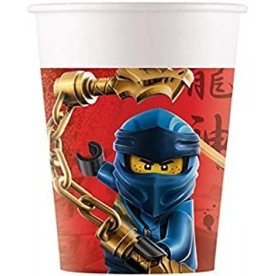 Copo plástico com personagem ninja azul e corrente dourada em fundo vermelho