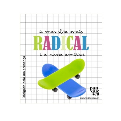 Dois mini skateboards azul e verde sobre fundo quadriculado com texto colorido