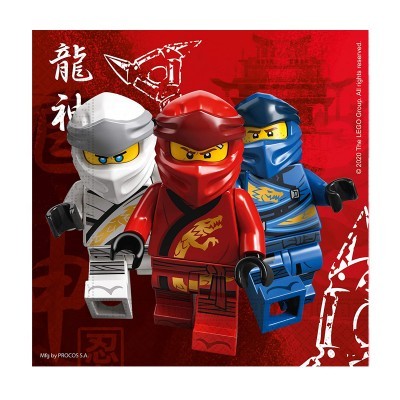 Figuras LEGO Ninjago vestidas de branco, vermelho e azul com fundo vermelho e símbolos asiáticos