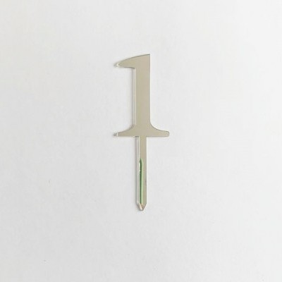 Figura número 1 em metal prateado com pino para inserir