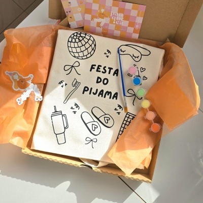 Kit Festa do Pijama com saco de tecido, pincel, tintas e cartões em caixa de cartão
