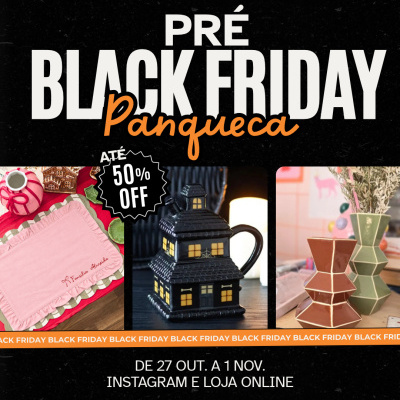 Produtos panqueca incluindo peça de tecido rosa, caneca casa preta e vasos cerâmicos