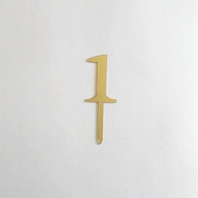 Número 1 em metal dourado sobre fundo branco