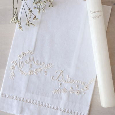 Toalha branca bordada com texto O Meu Batismo e vela branca com nome tomás