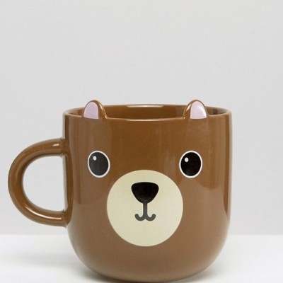 Caneca castanha de cerâmica com desenho de rosto de urso e orelhas pequenas no topo
