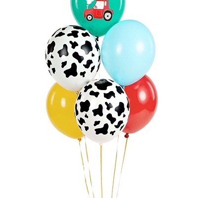 Seis balões coloridos com padrão de trator e manchas de vaca.