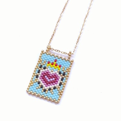 Colar com pendente retangular em contas coloridas e corrente dourada