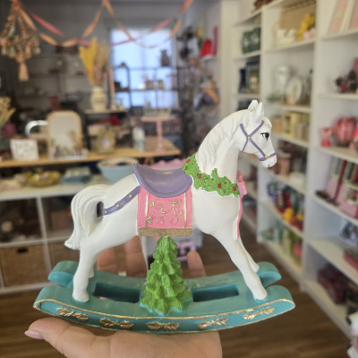 Boneca de cavalo de baloiço decorativo colorido