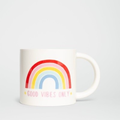 Caneca branca decorada com arco-íris e texto