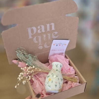 Caixa com mini vaso de cerâmica decorado, flores secas e cartão