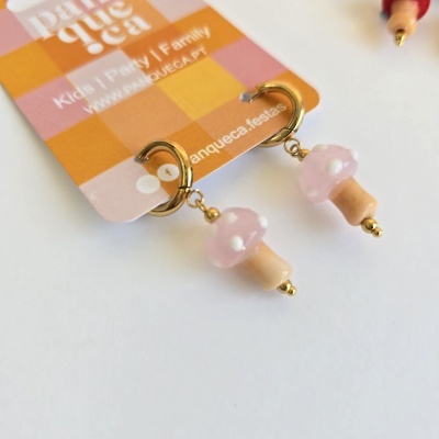 Brincos em forma de cogumelo rosa com bolinhas brancas