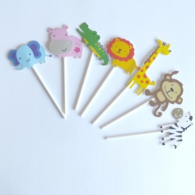 Palitos decorativos para bolos com figuras de animais em papel/cartão colorido sobre fundo branco