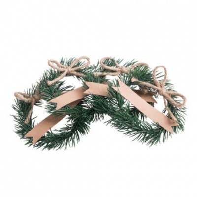 Guirlanda decorativa de ramos verdes com laços de corda e fitas de papel castanho