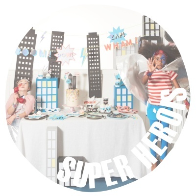 Festa infantil tema Super Heróis com decoração de mesa, cenário de prédios e fantasias