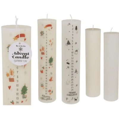 Cinco velas brancas cilíndricas de Natal com e sem decoração