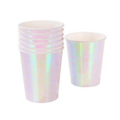 Vasos de papel iridescentes em tons pastel, empilhados e um isolado