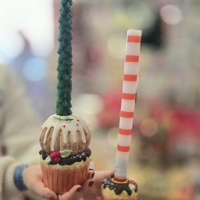 duas velas em forma de cupcake com velas altas decorativas