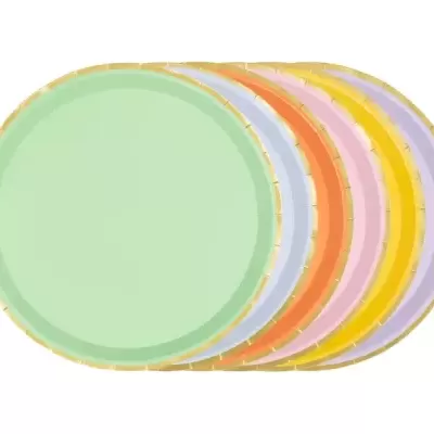 Seis pratos redondos de cores pastel em fila sobre fundo branco