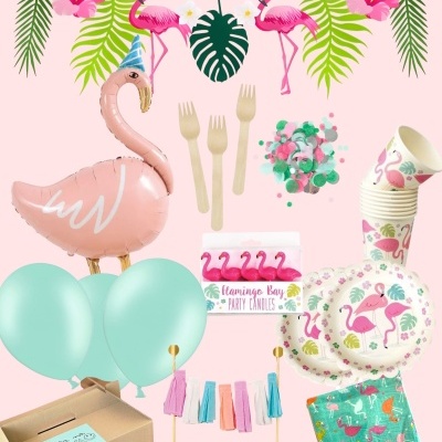 Kit festa flamingo com balão, pratos, copos, velas e decorações em tons rosa e verde