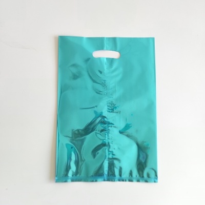 Saco plástico azul metálico brilhante com alça recortada