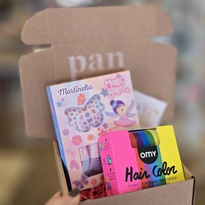 Caixa de cartão com brinquedos coloridos e embalagens de papel