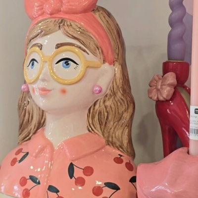 Estatueta cerâmica de rapariga com óculos amarelos e camisa com cerejas
