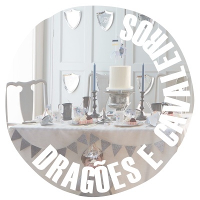 Mesa com decoração de velas, castiçais e objetos decorativos em fundo com parede e espelhos