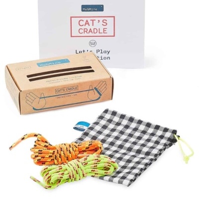 Jogo Cat's Cradle com cordas coloridas, saco xadrez e embalagem.