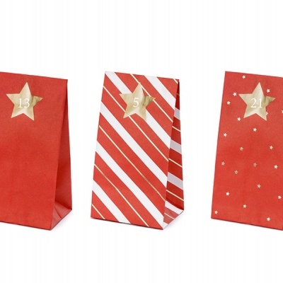 Três sacos vermelhos de papel com estrelas douradas e números 13, 5, 21
