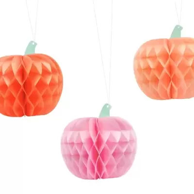Decorações penduradas em forma de abóboras de papel cor-de-laranja e rosa com textura de favo.