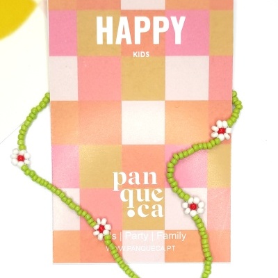 Colar infantil com contas verdes e flores brancas sobre cartão colorido com texto