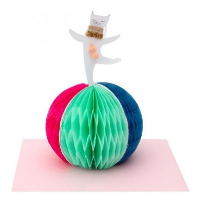 Decoração de papel colorida com figura de gato sentado no topo