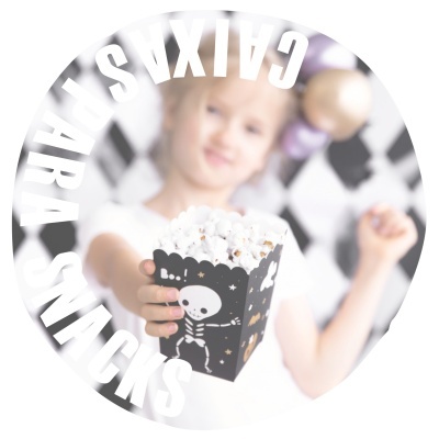 Criança segurando caixa preta de pipocas com esqueleto e estrelas brancas