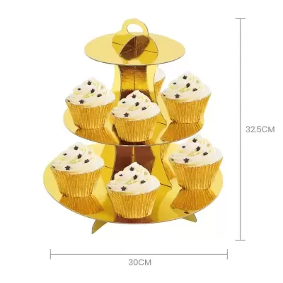 Expositor de cupcakes dourado com cupcakes brancos decorados
