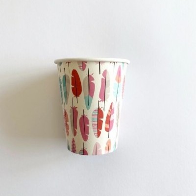 Copo de papel com padrão colorido de penas